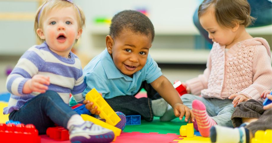 Bébés jouant à la crèche